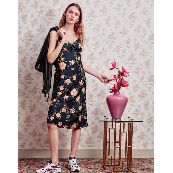 UO Betsy Satin Tie-Front Midi Green Floral Dress - Picture 2 of 7